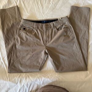 Vineyard Vines On The Go khaki pants, size 31x32